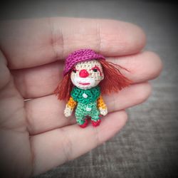 dollhouse miniature clown crochet. micro clown handmade. miniature dollhhouse.