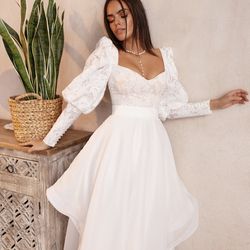 Long sleeves bridal gown. Sweetheart lace wedding dress with pearl buttons