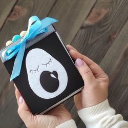 Black and white contrast cards for newborns