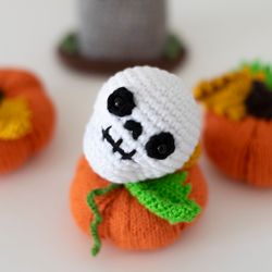 Knitted stuffed skull, handmade miniature monster toy, skeleton toy, Halloween sign, Halloween party, graveyard decor