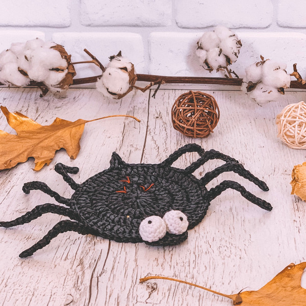 Crochet-pattern-spider-holder-Halloween-coaster-1