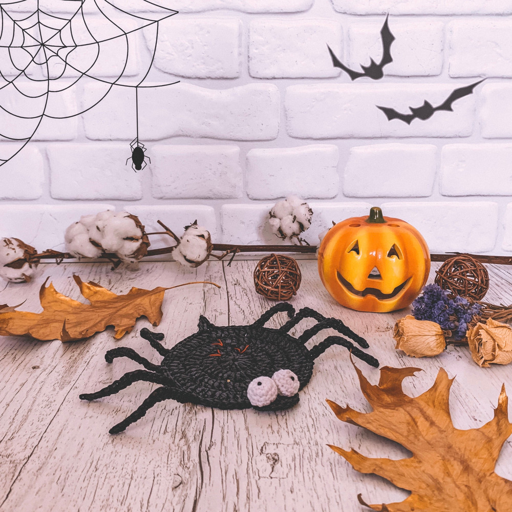 Crochet-pattern-spider-holder-Halloween-coaster-2