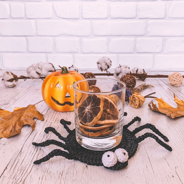 Crochet-pattern-spider-holder-Halloween-coaster-3