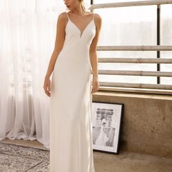 Romanric simple wedding dress. Sleep bridal gown. Light open back dress.