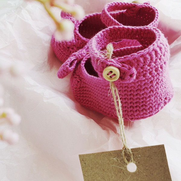 knit baby booties.jpeg