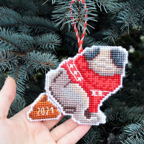 Christmas pooping pug cross stitch pattern for plastic canvas. Pattern and detailed tutorial with photos and instructions by Smasterilli.JPG