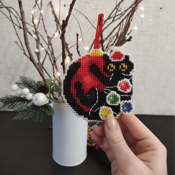Cat on Christmas ball cross stitch pattern for plastic canvas decoration. Pattern and detailed tutorial with photos and instructions by Smasterilli.JPG
