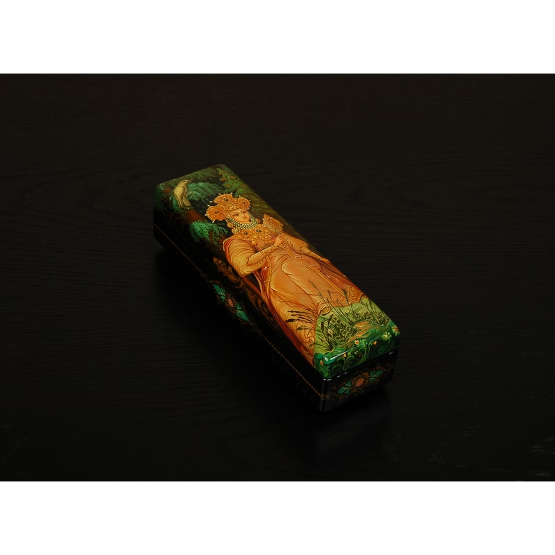 Beautiful lady lacquer box