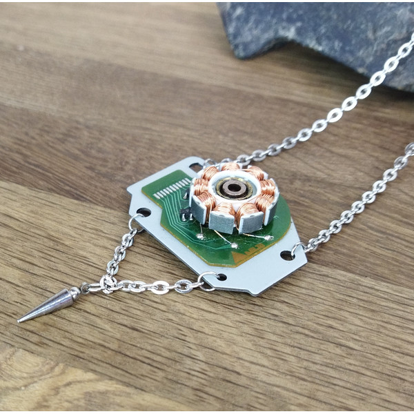 Cyberpunk-necklace-with-spike