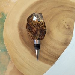resin wine bottle stopper with embedded australian camphour laurel bark