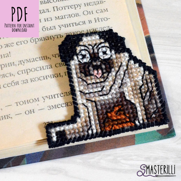 Fat pug corner cross stitch bookmark: pattern and tutorial for plastic canvas PDF by Smasterilli. Digital cross stitch pattern for instant download..JPG