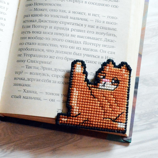 Orange tabby cat corner cross stitch bookmark: pattern and tutorial for plastic canvas PDF by Smasterilli. Digital cross stitch pattern for instant download..JP