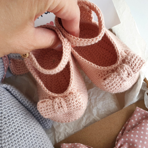 crochet baby booties.jpeg