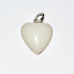 Jade heart-shaped pendant