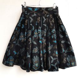 Cotton skirt with gathered pleats and pockets in the side seams. Handmade.