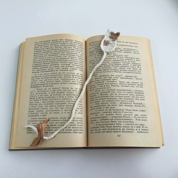 Bookmark_in_the_form_of_a_cat_on_the_book_5.jpg