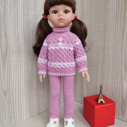 A set of pink sweater and trousers.