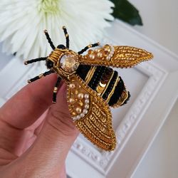 Bee brooch, beaded brooch handmade, insect brooch pin , gift for girlfriend, golden bee pin