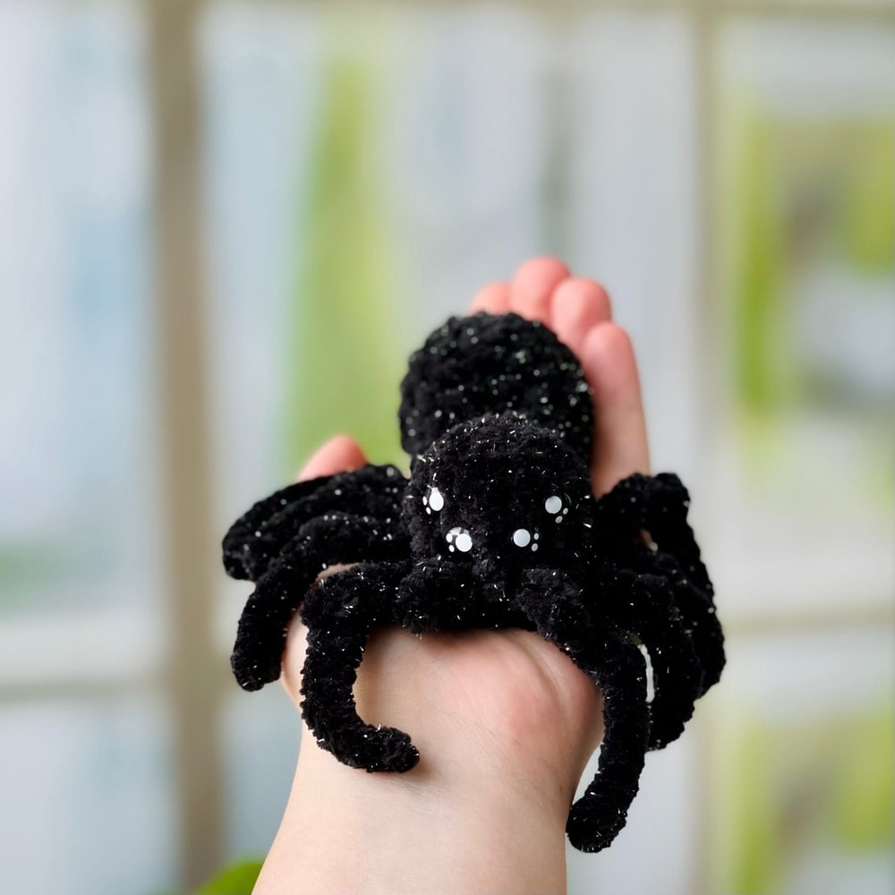 tiny spider brooch toy crochet pattern4.jpg