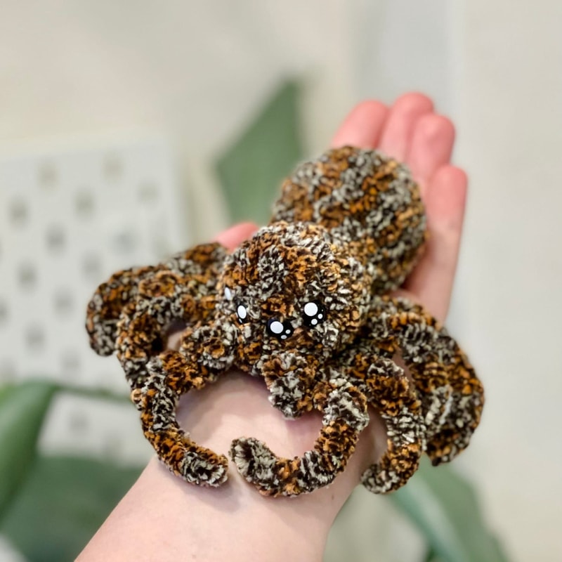 tiny spider brooch toy crochet pattern6.jpg