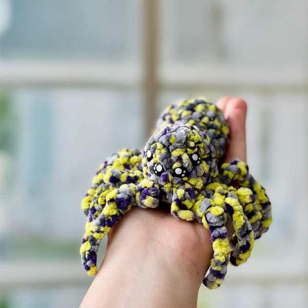 tiny spider brooch toy crochet pattern7.jpg