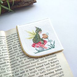 Fairy bookmark personalized, cute bookmark with elf on mushroom, fairycore aesthetic gift, embroidered book lover gift