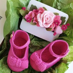 Gift from grandma Floral baby girl headband Newborn gift Baby girl shower Crochet baby booties Expecting mom gift basket