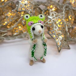 Needle felted mouse in a frog hat