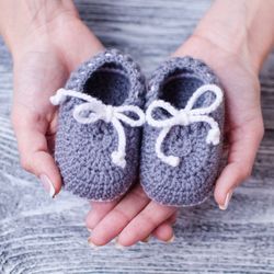 Crochet baby booties. Warm shoes for newborns.