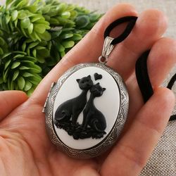 Black and White Cat Cameo Photo Locket Black Cat Cats Vintage Cameo Silver Oval Locket Pendant Necklace Jewelry 7782
