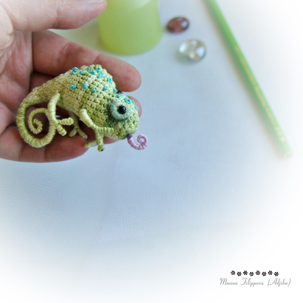 tiny chameleon brooch crochet pattern 4.JPG