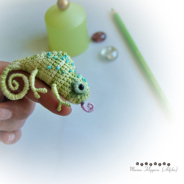 tiny chameleon brooch crochet pattern 5.JPG
