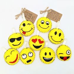 Cute pocket hug, smile keychain, funny feelings, happy yellow face, custom ornaments, Personalized gift