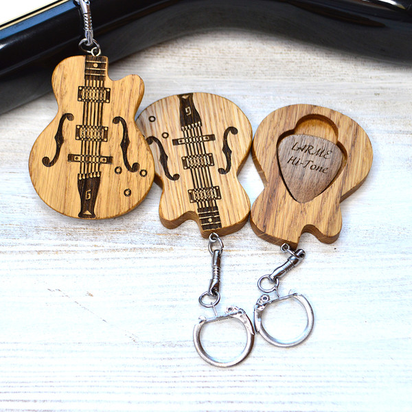 keyring guitar with pick