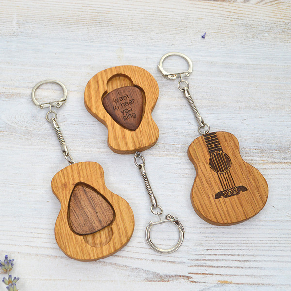 keyring guitar with pick