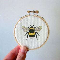 4inch Bee cross stitch pattern, small cross stitch, modern cross stitch pdf,  insect cross stitch