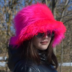 Neon pink hat. Faux fur bucket hat. Festival fuzzy magenta hat. Fuchsia fluffy hat. Rave bucket hat. Bright shaggy hat.