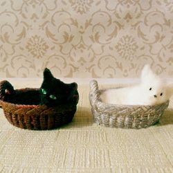 Cat. Cat in a basket dollhouse miniature. Scale 1:12.  Puppet miniature.