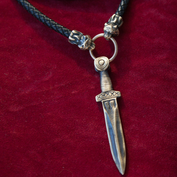 weapon-necklace