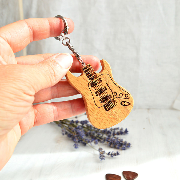 keychain guitar with pick