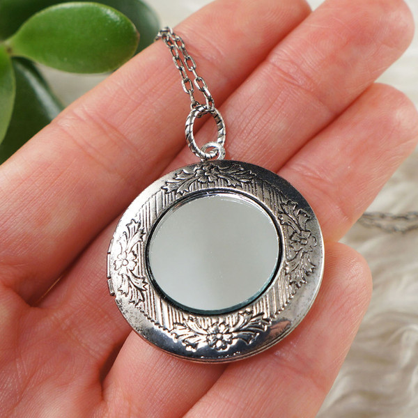 glass-mirror-necklace