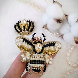 Beaded brooch bee with crown, gold bee set of brooches, bee accessories, crown pin, bee jewelry, pearl brooch