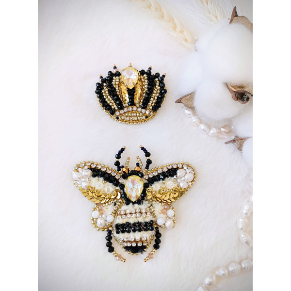 Bumblebee brooch pin.jpg