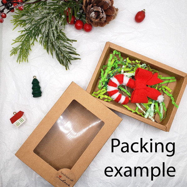 Example of packaging. In a cardboard box with a transparent window, in which there are ornaments in the form of a candy cane.jpg