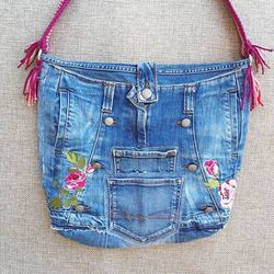 Convenient denim bag. Indispensable for shopping and the beach. Crafted from durable recycled denim. Embroidery trim, co