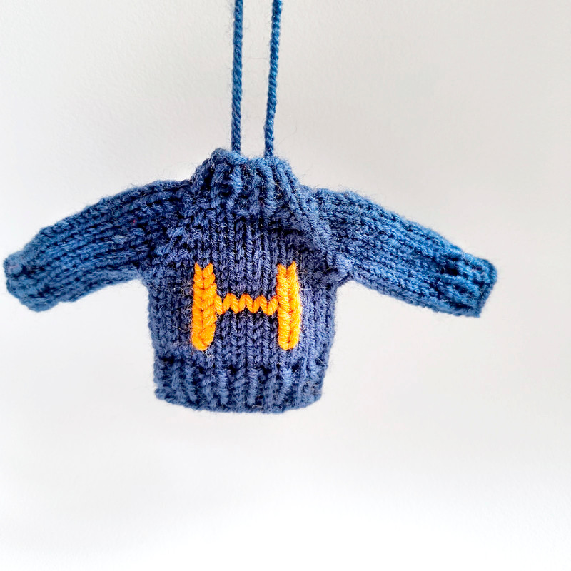 sweater whith letter