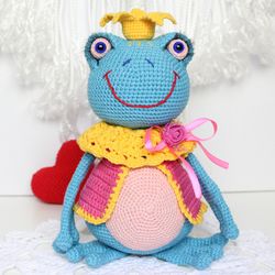 Frog crochet pattern PDF in English Amigurumi cute frog with crown stuffed toy