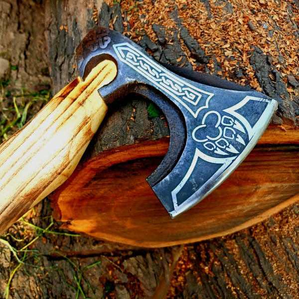 Custom Handmade Steel Tomahawk Axe Throwing Viking Hunting Axe in dc.jpeg