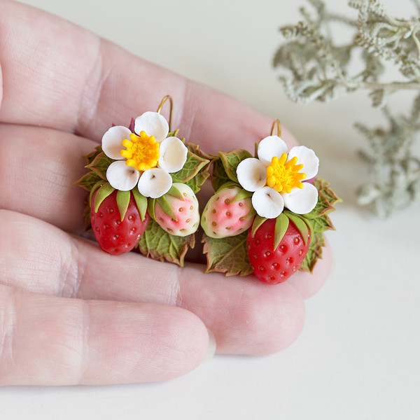 strawberry-earrings4.jpg