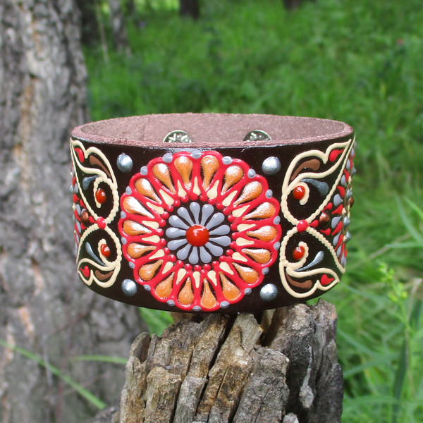 painted-leather-cuff-bracelet-central-figure.JPG